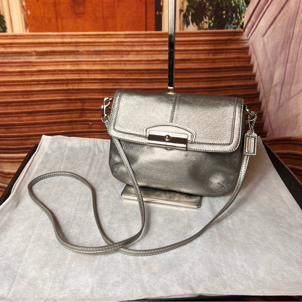 Coach Vintage Metallic Silver Crossbody Bag, removable strap, hang tag ❤️